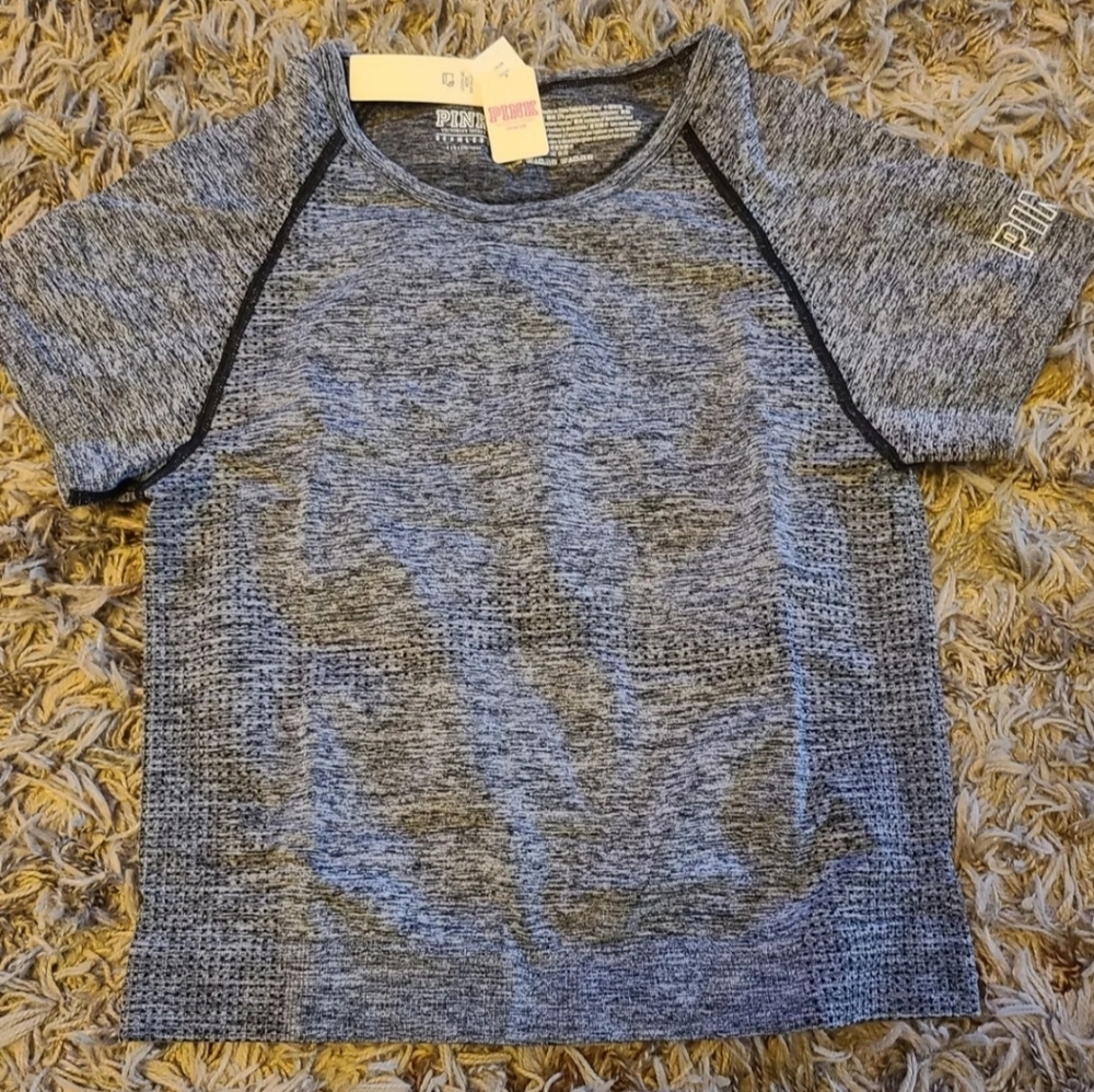 ❣NWT- VS PINK Seamless crop workout top!❣
